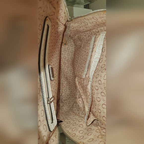 GUESS - Picture 6 of 10